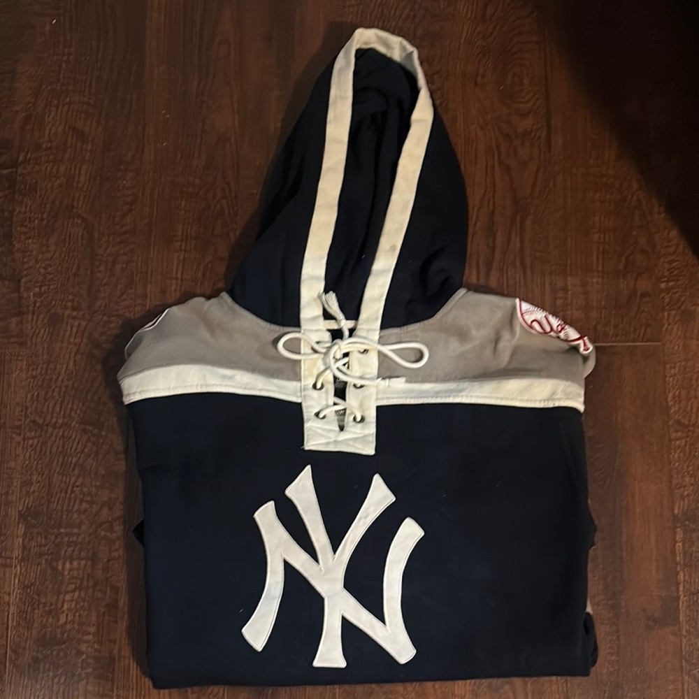 47 Brand Navy and Cream Men's Sweater